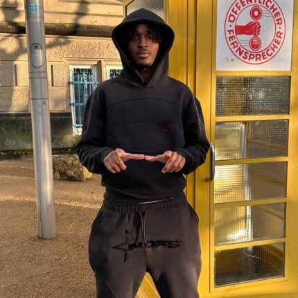 None Of Us Black On Black Sweatsuit is een stijlvol en comfortabel zwart sweatshirt en joggingbroekensemble.